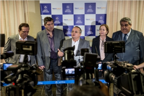 TAQUES REUNE COM PODERES