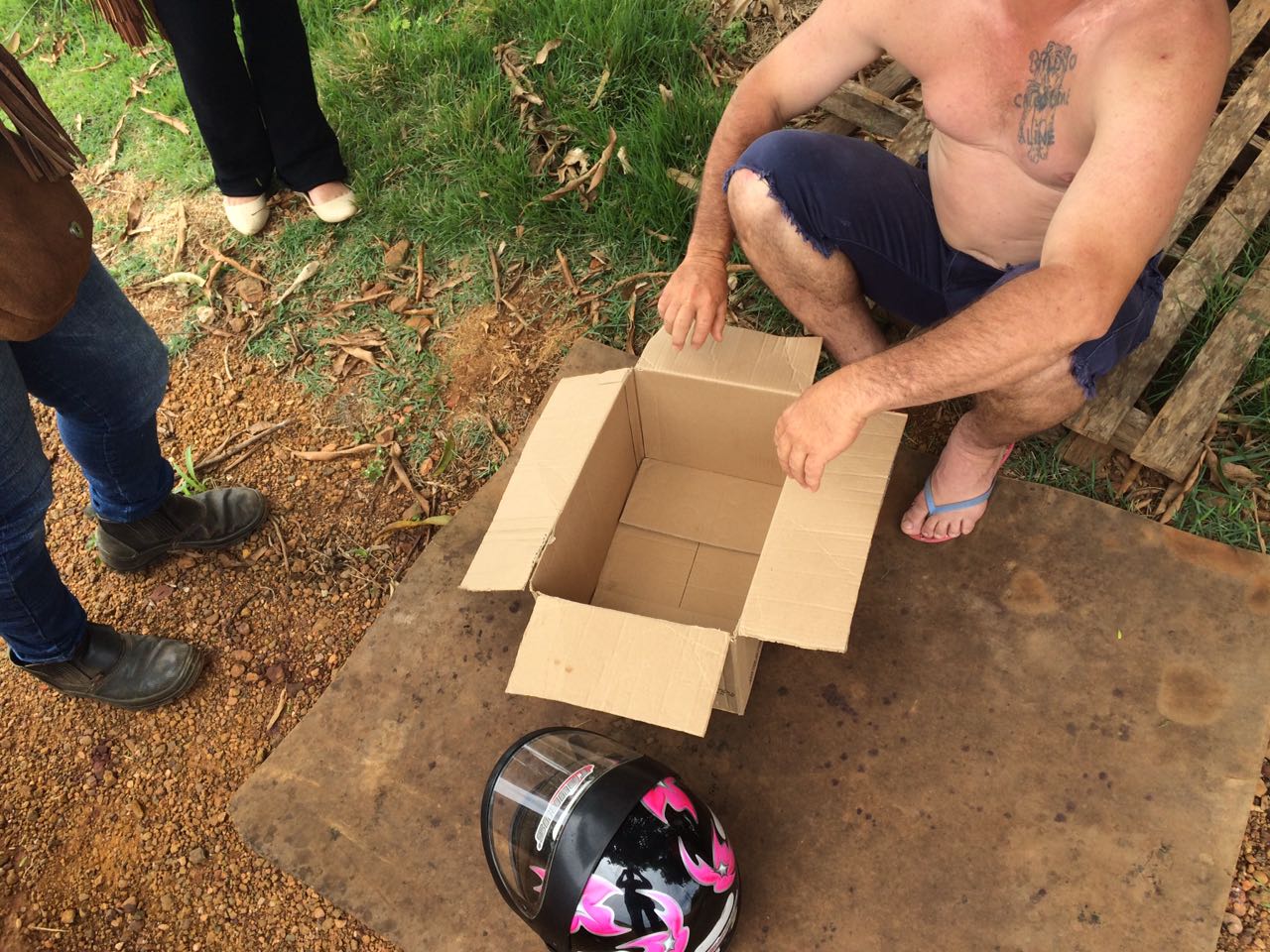 crianca-caixa-papelao