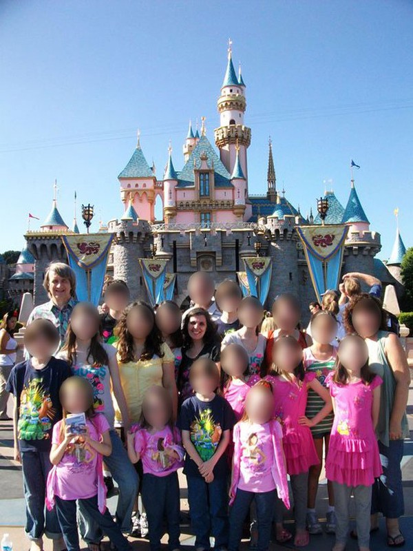 2-varias-fotos-mostram-a-familia-visitando-a-disney