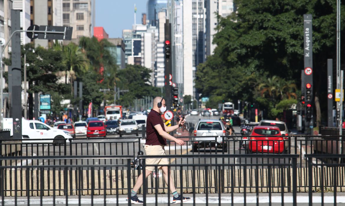Pedestre usa máscara de proteção contra covid-19 na avenida Paulista.