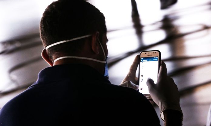 coronavirus-celular-casal-abr