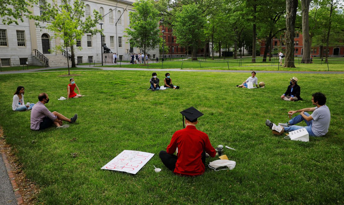 2020-07-09t231640z_1_lynxmpeg681wv_rtroptp_4_eua-california-trump-estudantes