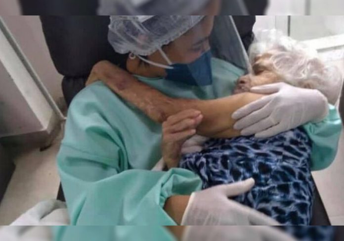 enfermeira-idosa-close-696x487