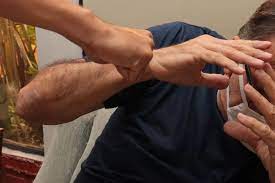 Idoso após atender pedido de água na porta da sua casa sofre agressões e tem celular roubado