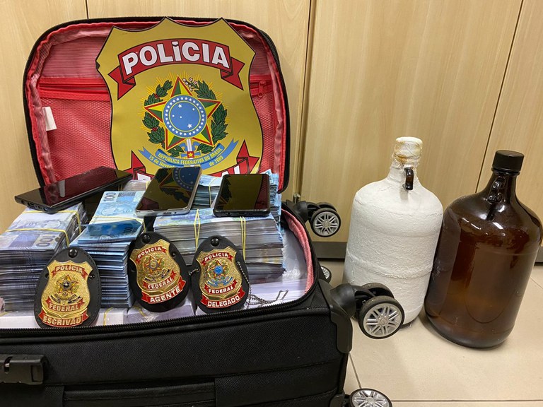 dinheiros falsos estrangeiros