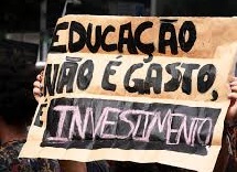 educação não é gasto