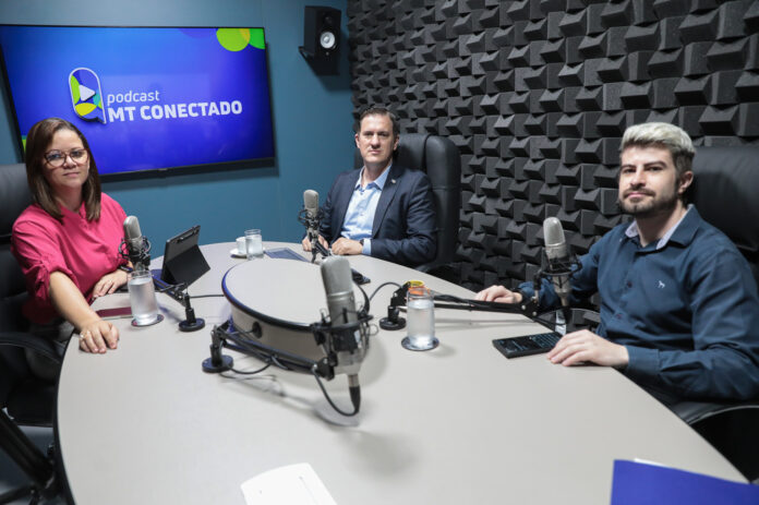 Secretária de Comunicação Laice Souza e o jornalista Lucas Rodrigues entrevistam o secretário de Segurança Pública coronel César Roveri