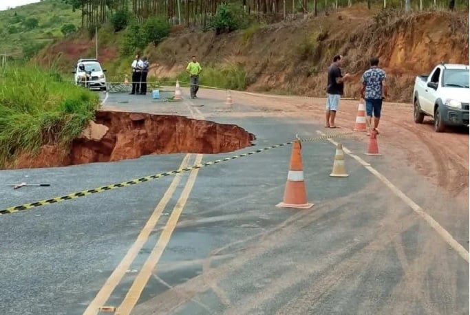estrada interditada no sul da Bahia