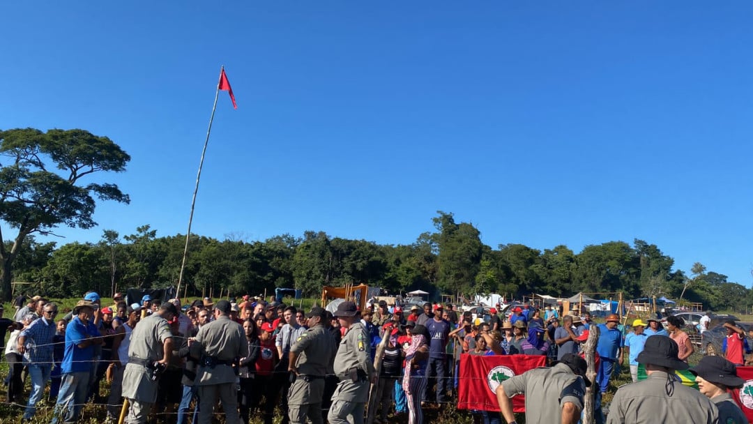 desinvasão de terra em goiás - mst - hidrolânida - pmgo desinvasão de terra em goiás - mst - hidrolânida - pmgo