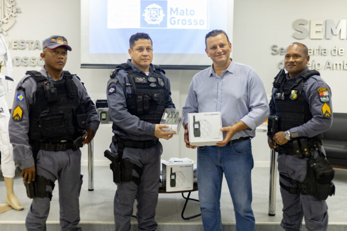 Secretário executivo Alex Marega entrega equipamentos para Polícia Militar