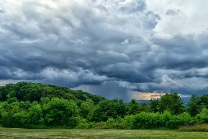 previsão do tempo: céu nublado e chuva