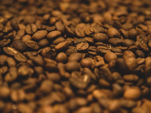 photo-1529133296346-fce46bd36e9b-e1552063279729-640x480-1 grãos de café