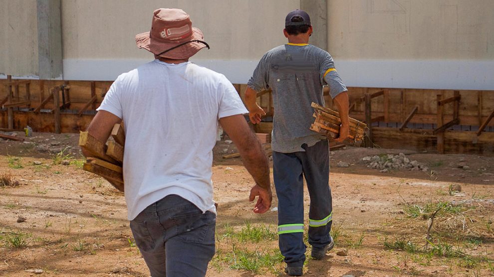 construccca7acc83o-civil-funcionacc81rios-trabalhadores-sinop-34-marccca7o-2021-socc81-noticc81ciasguilherme-araucc81jo-jpg-990x556-1-1