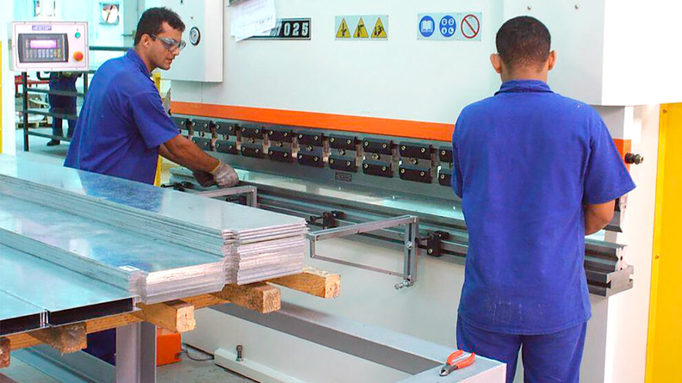 construccca7acc83o-civil-inducc81stria-empresa-funcionacc81rios-trabalhadores-mt-41-abril-2023-990x556-1