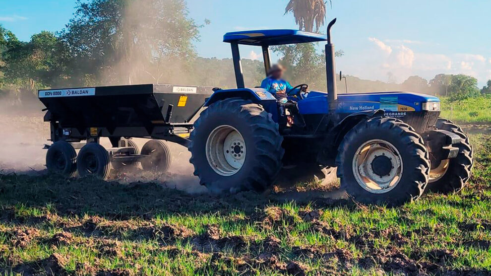maquinario-distribuidor-de-calcario-990x556-1
