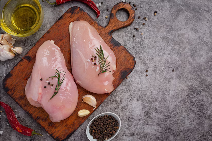screenshot-2023-08-04-at-17-11-04-peito-de-frango-cru-na-superficie-escura-foto-gratis frango