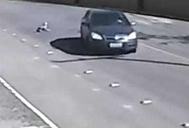 criança salta carro