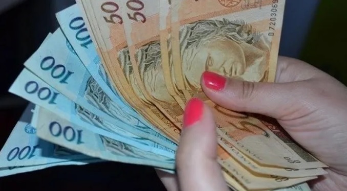 golpe dinheiro mulher