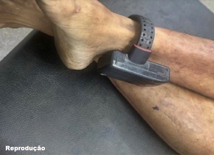 morto com tornozeleira