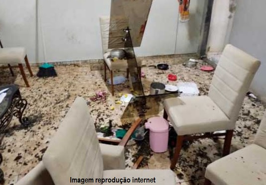 casa quebrada móveis