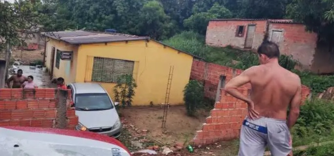 motorista atopelado com seu carro