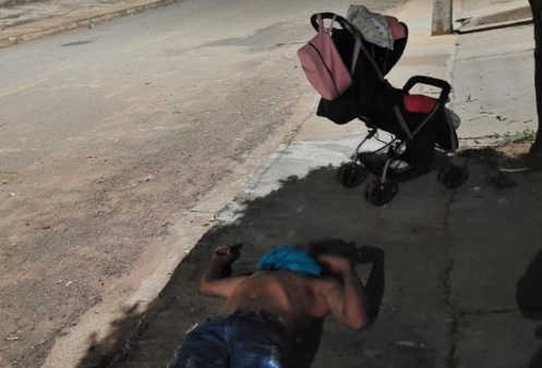 homem bebado bebê carrinho