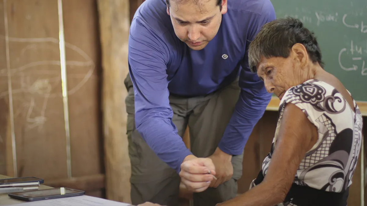 exames-neurologicos-com-uma-senhora-Yanomami