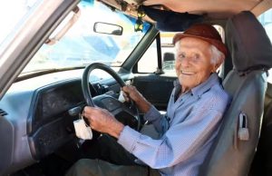 Idoso renova a CNH aos 101 anos; condutor mais velho do MS