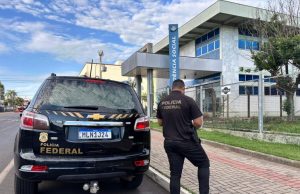 Operação deflagrada hoje combate fraudes previdenciárias; na ação foram cumpridos mandados de busca e apreensão e duas ordens de afastamento de funções públicas