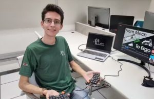 Estudante brasileiro cria teclado ergonômico para pessoas com tendinite, como ele