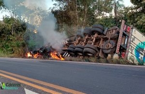 Caminhoneiro tomba veículo com carga de carne e fica ferido.VÍDEO