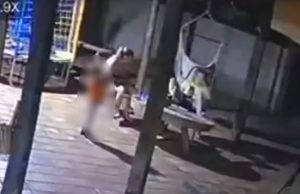 Criança de 2 anos pega arma do pai e mata a mãe com tiro acidental