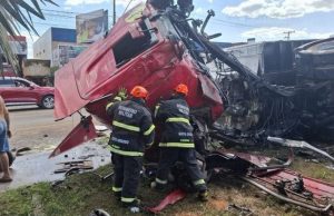 VÍDEO: Tombamento de carreta deixa duas pessoasferidas na BR-163