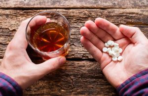 Por que não pode misturar bebida alcoolica com remédios?