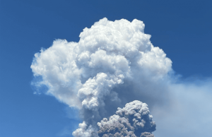 Erupção libera nuvem de cinzas que chega a 6.500 metros de altura.VÍDEO
