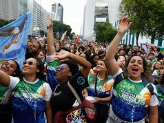 Evangélicos crescem e representam mais de um quarto da população