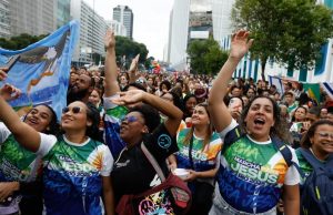 Evangélicos crescem e representam mais de um quarto da população