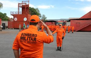 Corpo de Bombeiros de MT adere ao padrão internacional e adota fardamento laranja