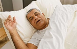 Sintoma no sono que pode ser um alerta para a demência; entenda os sinais