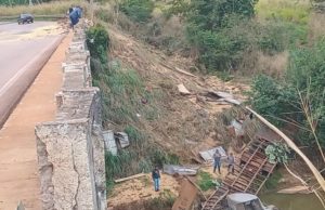 Carreta carregada de soja cai de ponte e motorista desaparece em MT na tarde de hoje(01/07). VÍDEO