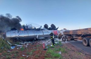 Colisão entre carretas deixa dois mortos; após batida carreta com óleo pega fogo
