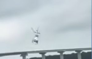 Video – Helicóptero com cinco pessoas a bordo cai no mar durante treinamento militar