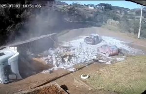 VÍDEO: motorista perde controle de veículo e caminhão carregado de leite tomba em curva