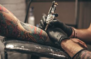 Anestesia geral e sedação para realização de tatuagem agora são proibidas
