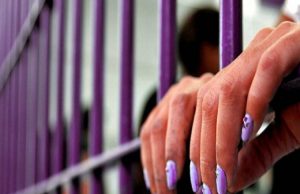 Mulher presa com 353 tabletes de maconha estava em casa com três filhos, incluindo bebê de 5 meses