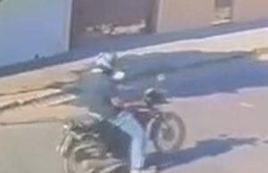 TARADO DE MOTO: Vídeo mostra motoqueiro se masturbando ao seguir jovem na rua