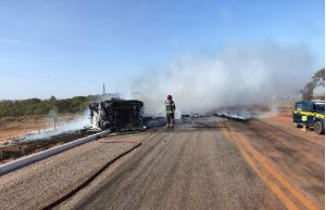 Carreta tomba e pega fogo; motorista morre carbonizado preso às ferragens na manhã de hoje em rodovia de MT