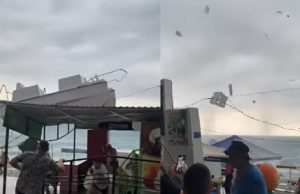 Forte tornado arremessa embarcação em praia de grande movimentação. VÍDEO