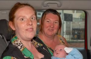 Avó faz parto do netinho no banco do carro e salva a vida dos dois