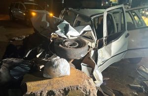 Condutor, esposa e criança são arremessados de Uno após colisão em ônibus; Vídeo